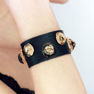 bracciale pelle borchie indossato ambra guiro