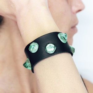 bracciale pelle borchie indossato verde guiro