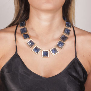 collana 13 moduli quadrati agazia blu guiro indossata