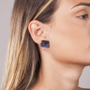 orecchini quadrati punto luce blu indossati guiro